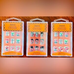 Claire’s 24 pre-glued press on Halloween theme nails. Qty. 3 sets included.